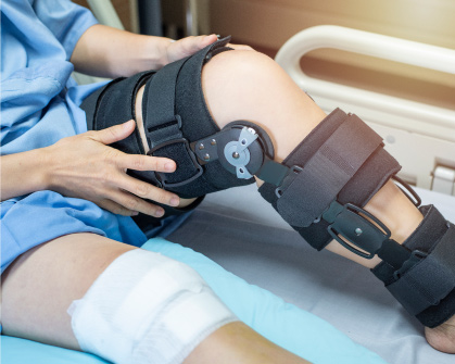 Total Knee Replacement: When You Need It, Treatment Options & Recovery Timeline